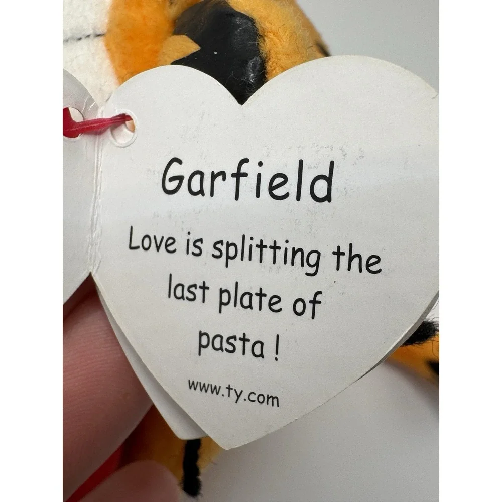 TY GARFIELD the CAT with BIG RED HEART BEANIE BABY